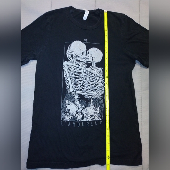 Bella Canvas VI L'Amoureux Black Graphic Tshirt Skeleton Couple Embrace - Picture 1 of 3